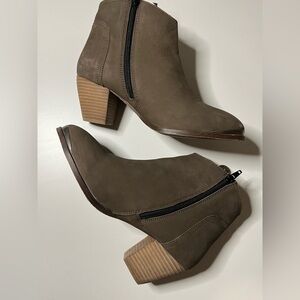 Diba Sequoia Classic Western Feminine Taupe Suede Block Heel Bootie Size
8.5 NEW